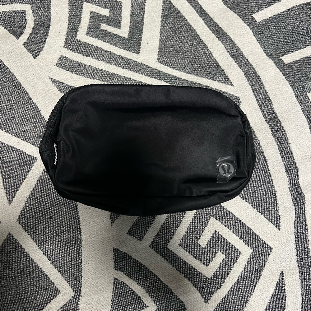 Lululemon NWT Black Wordmarked Belt Bag